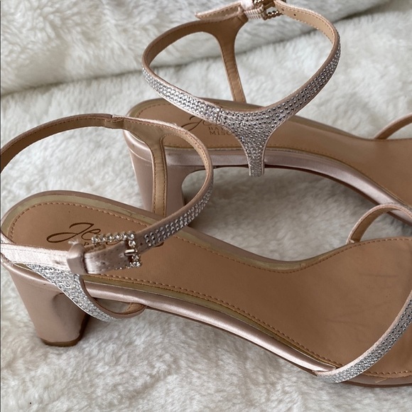Jewel Badgley Mischka Cream and Silver Heels Sophisticated Style - Picture 7 of 13